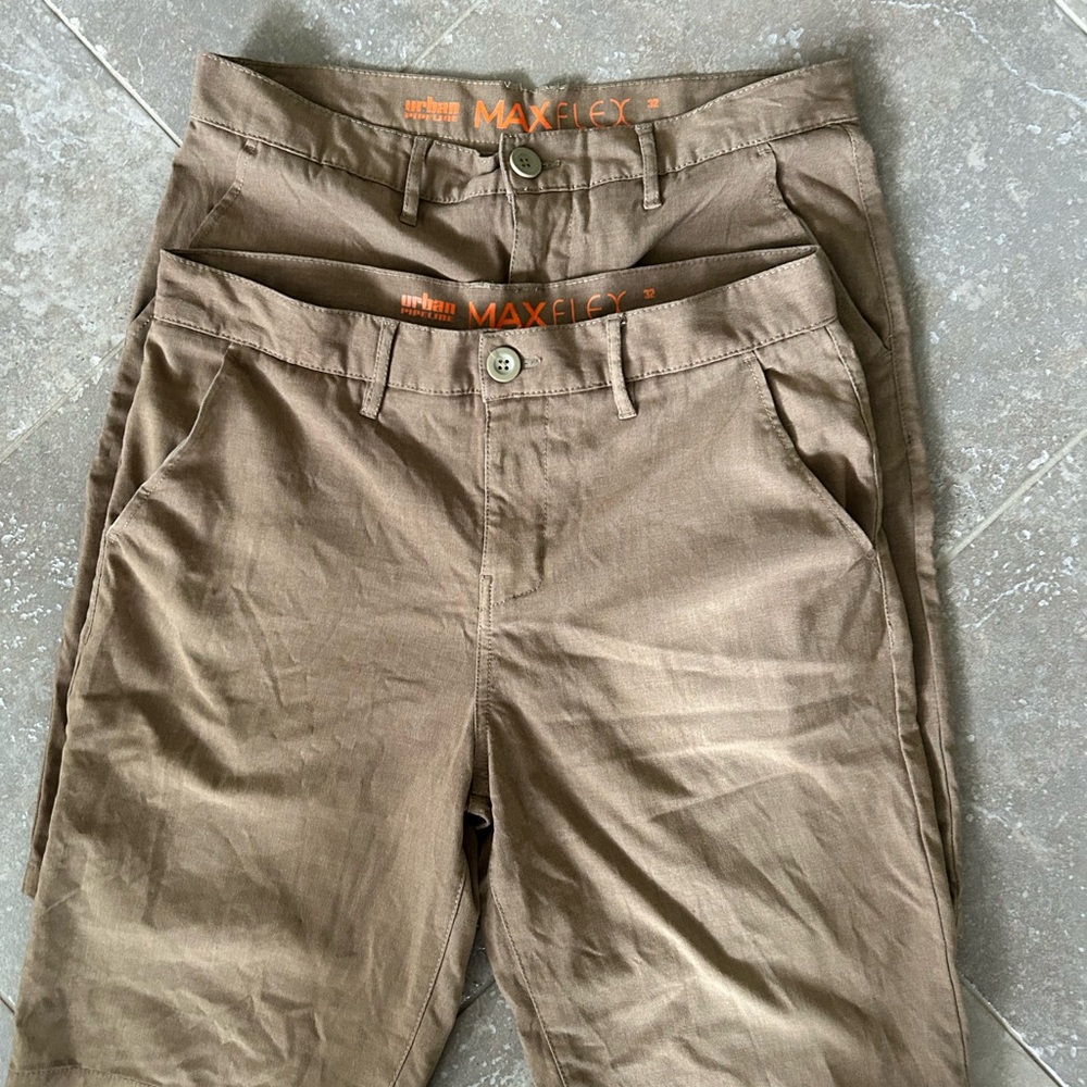 Two pair Mens 32 URBAN PIPELINE MAX FLEX dark tan khaki shorts. Young mens style